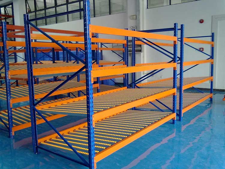 What type of goods are suitable for storing on a carton flow rack