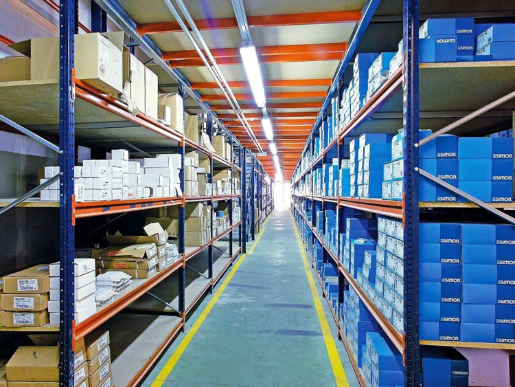 What are the structural characteristics of medium-sized longspan shelves?