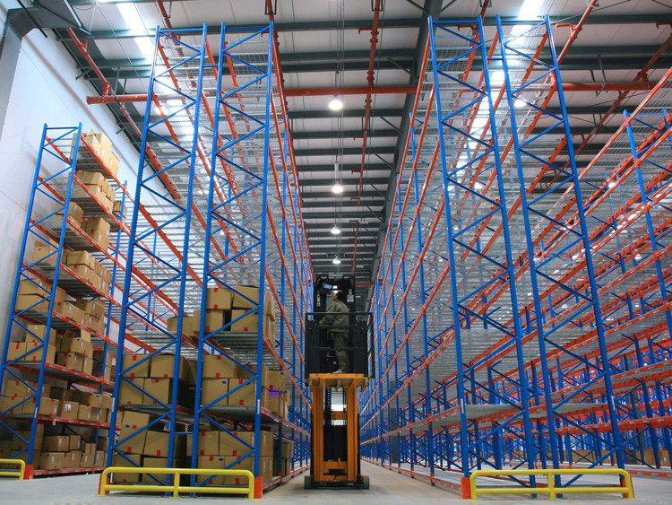 Wire mesh decking for pallet racking